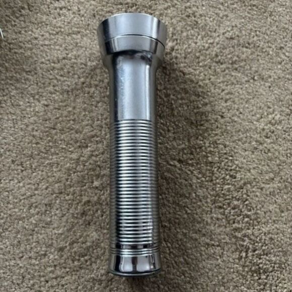 Eveready Energizer Union Carbide Vintage Metal Flashlight - Picture 3 of 6